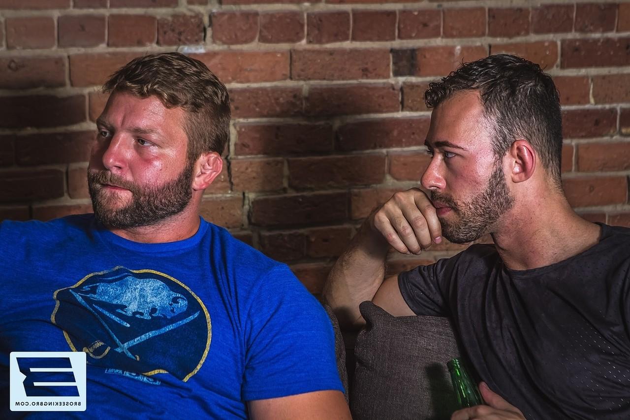 20P Gay musculoso gosta de sexo anal hardcore com um traseiro bonitão depois de pegar a cabeça