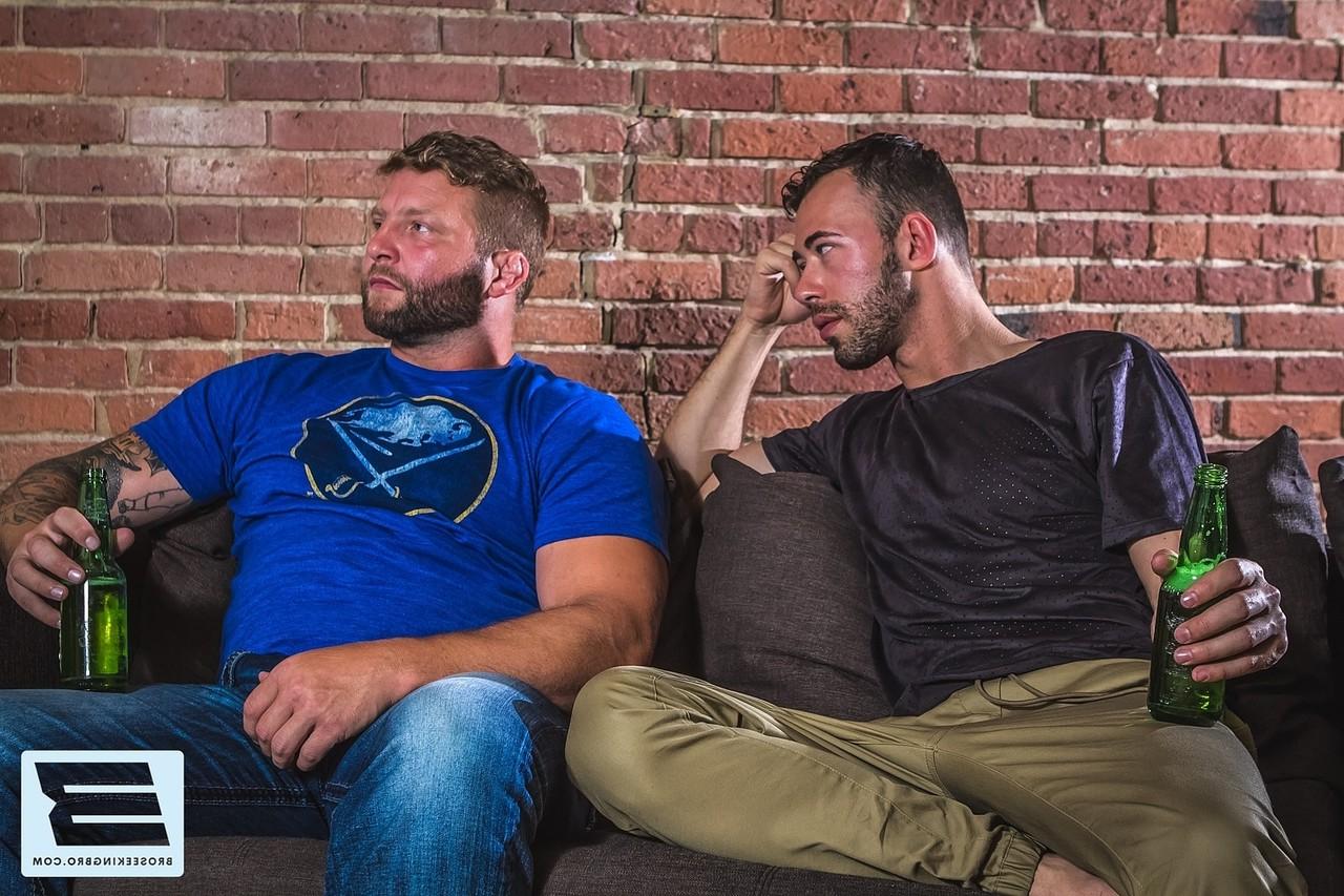 20P Gay musculoso gosta de sexo anal hardcore com um traseiro bonitão depois de pegar a cabeça
