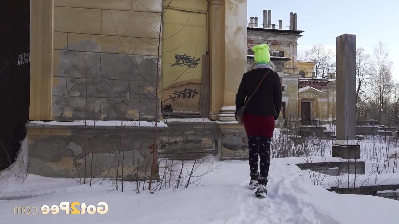 15P La blonde Jessy pisse sur un sol enneigé pendant la journée