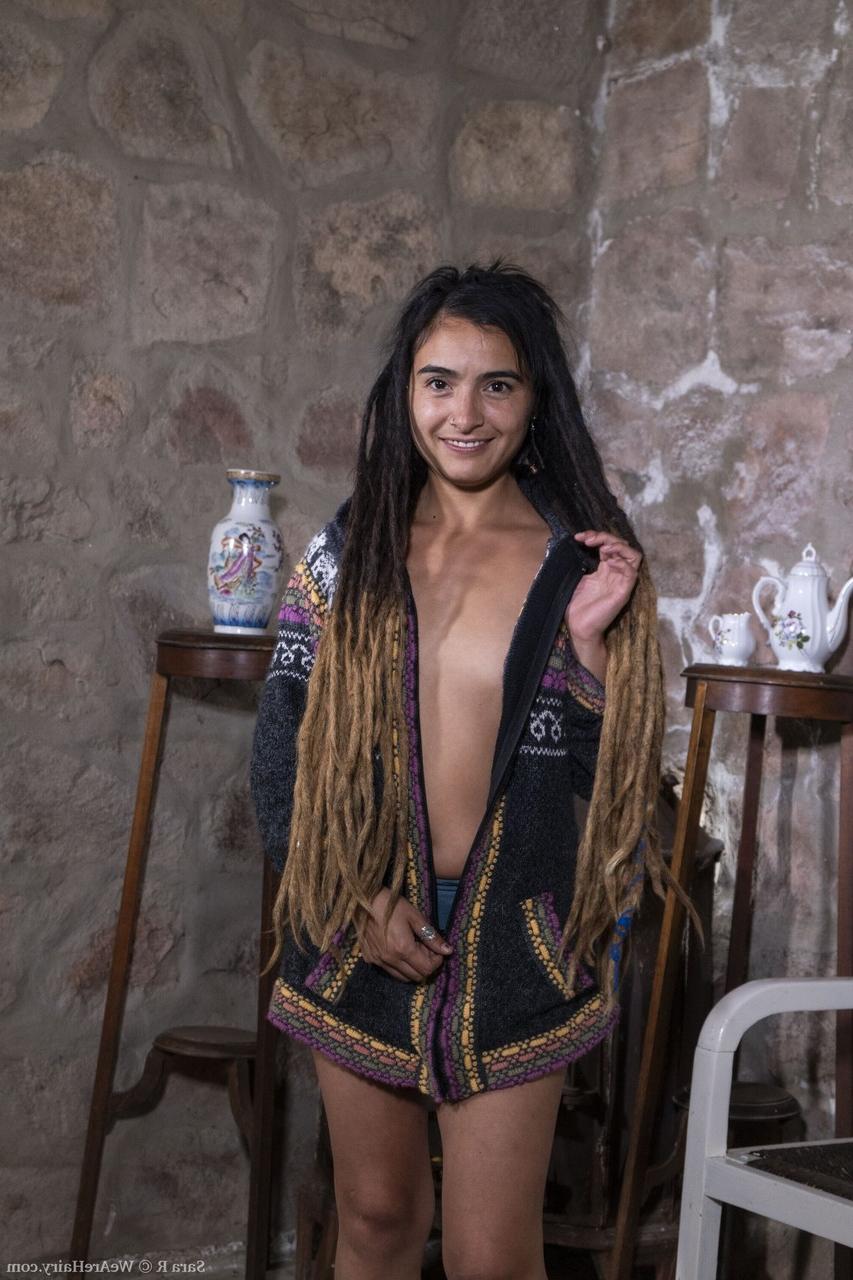20P Amadora magra com dreads Sara R tira e mostra sua buceta peluda e bunda grande