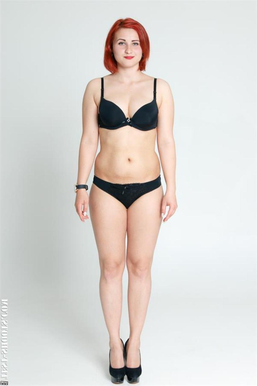 18P ぽっちゃりした赤毛の美女フォックス W が裸でタイトな服装でお尻をポーズ