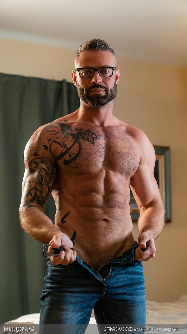 20P Gays musculosos Leo Bacchus e Teddy Torres fazem sexo anal hardcore