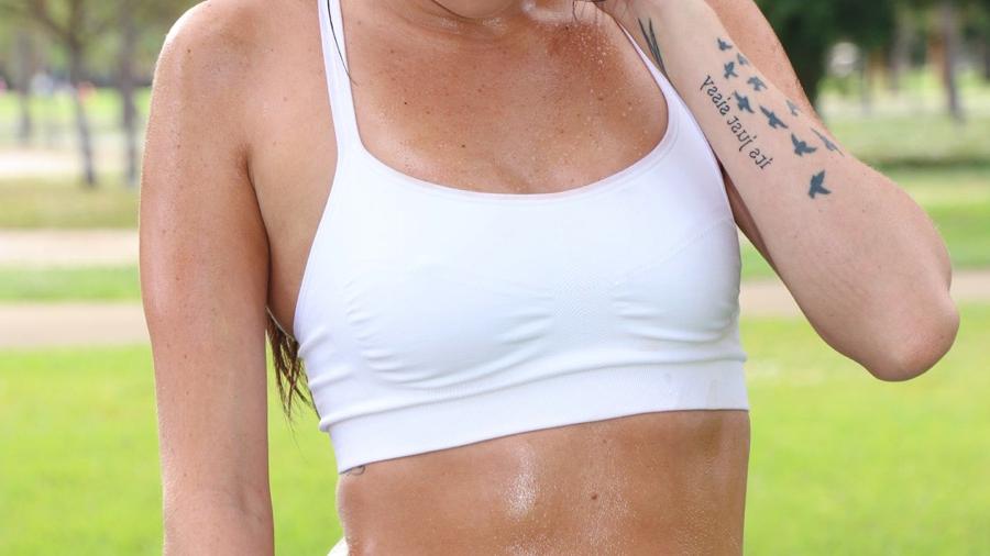 20P Aubrey Rose, une jeune sportive aux petits seins, chevauche une bite dans une baise torride après l'entraînement.