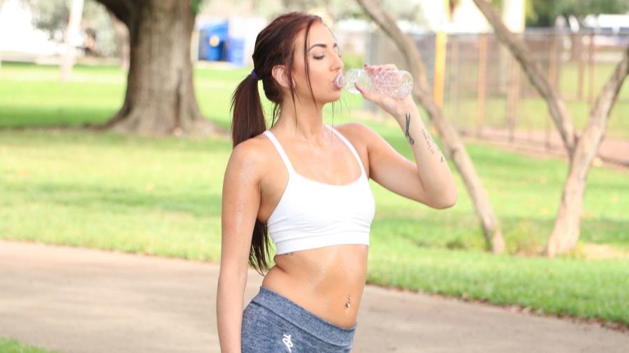 20P Aubrey Rose, une jeune sportive aux petits seins, chevauche une bite dans une baise torride après l'entraînement.