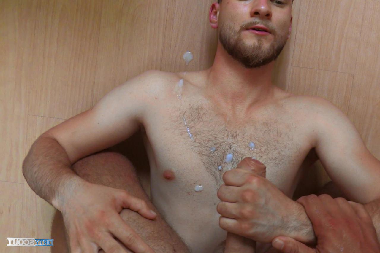 20P Der schwule Hintern bekommt beim Hardcore-Analsex einen Handjob, bis er abspritzt
