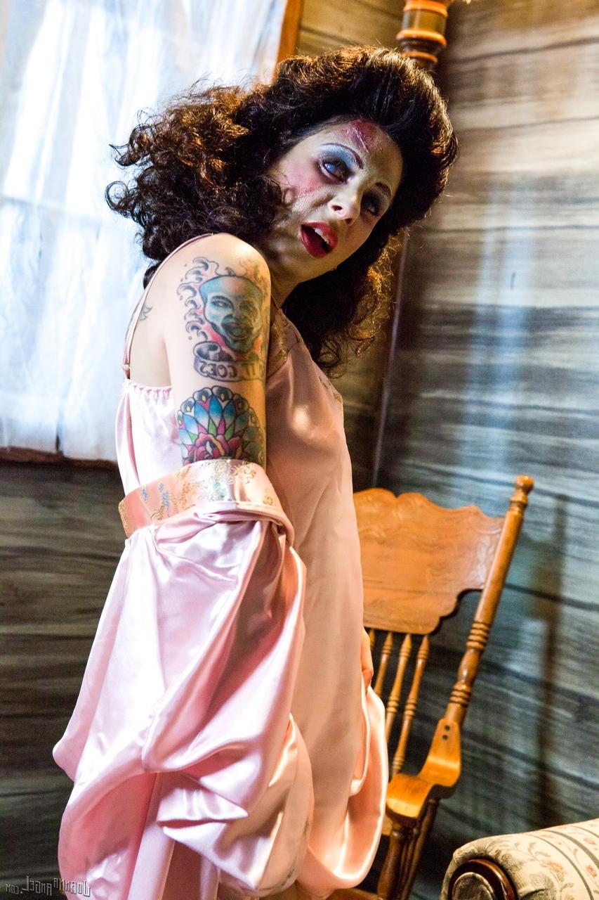15P A garota com tinta Joanna Angel expõe seus seios enquanto é dominada por um zumbi