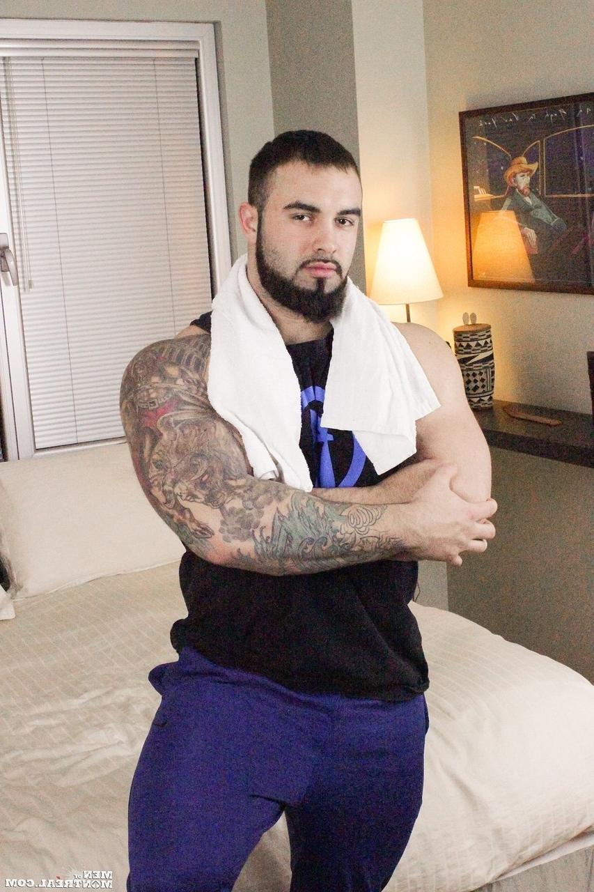 15P Le bodybuilder gay canadien Calvin Pierce dévoile ses énormes muscles et se branle