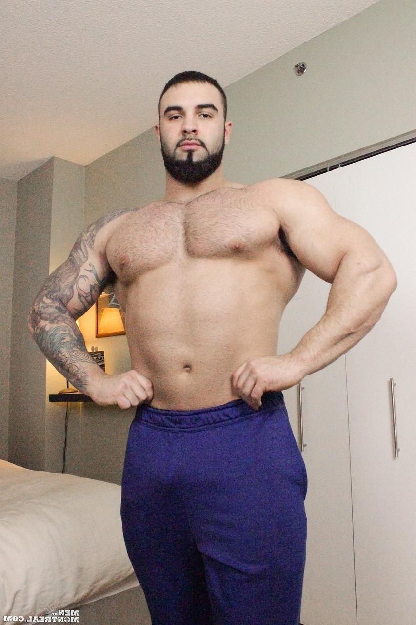 15P Le bodybuilder gay canadien Calvin Pierce dévoile ses énormes muscles et se branle