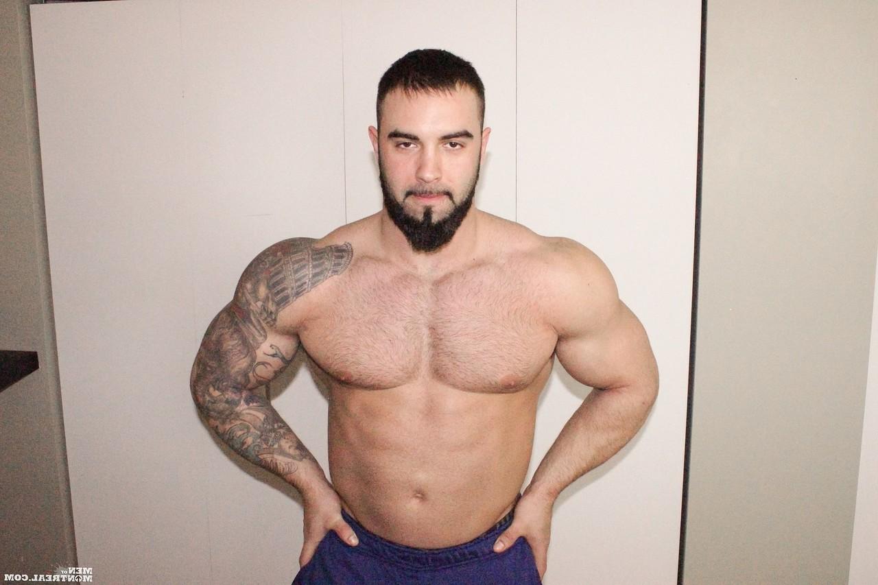 15P Le bodybuilder gay canadien Calvin Pierce dévoile ses énormes muscles et se branle