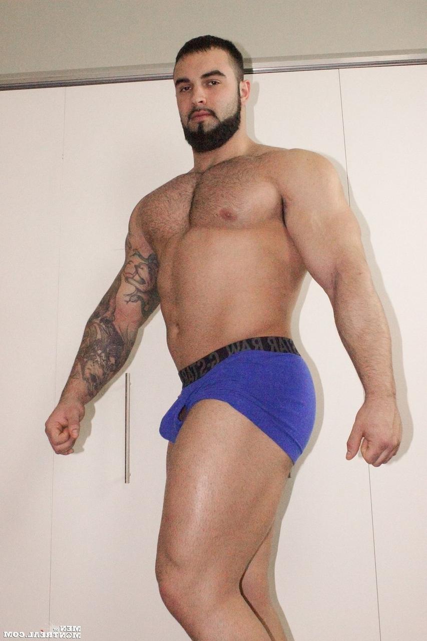 15P Le bodybuilder gay canadien Calvin Pierce dévoile ses énormes muscles et se branle
