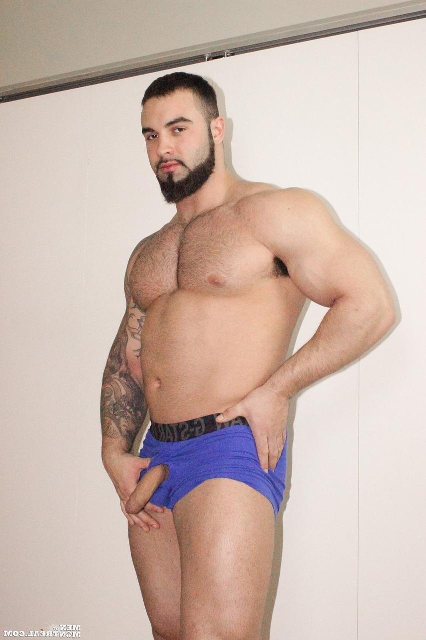 15P Le bodybuilder gay canadien Calvin Pierce dévoile ses énormes muscles et se branle