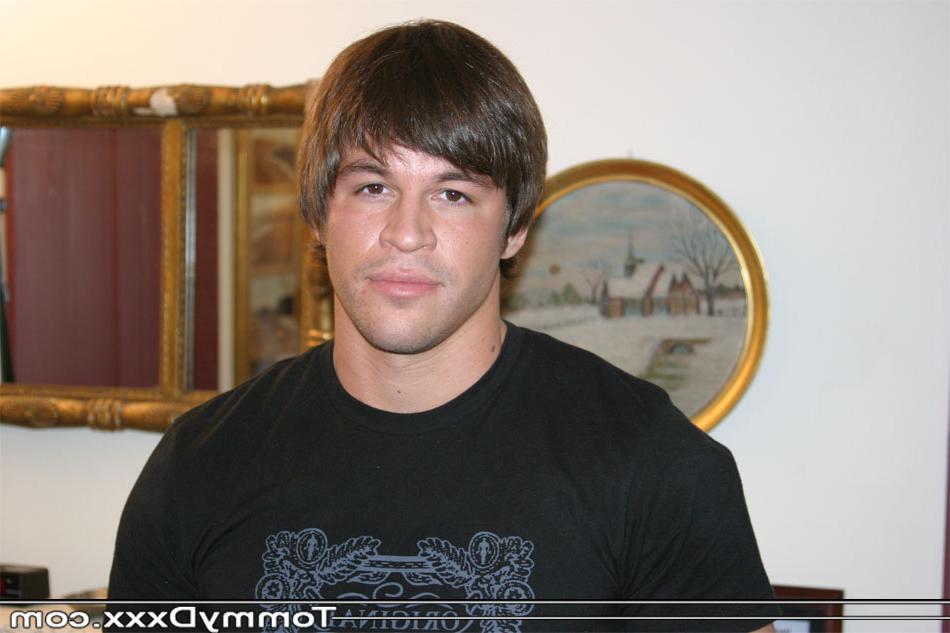 20P El musculoso moreno gay Brodie recibe una gran mamada del rubio bajito Tommy D