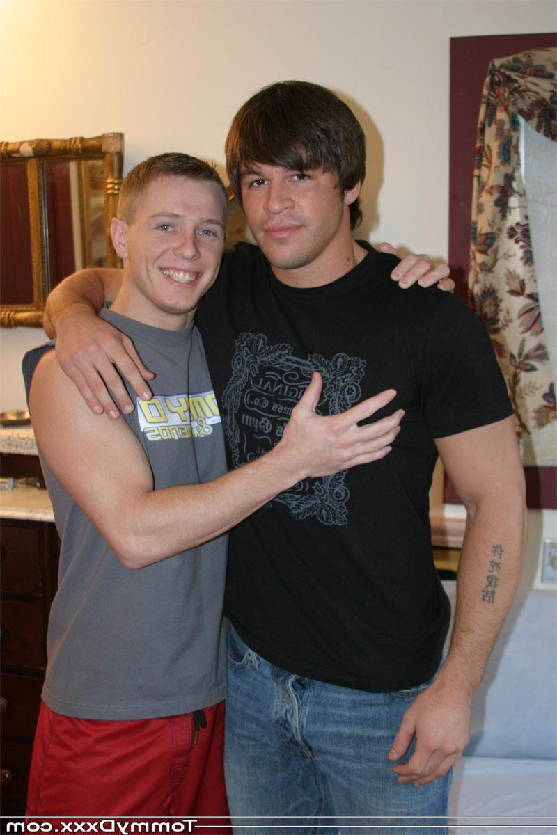 20P El musculoso moreno gay Brodie recibe una gran mamada del rubio bajito Tommy D