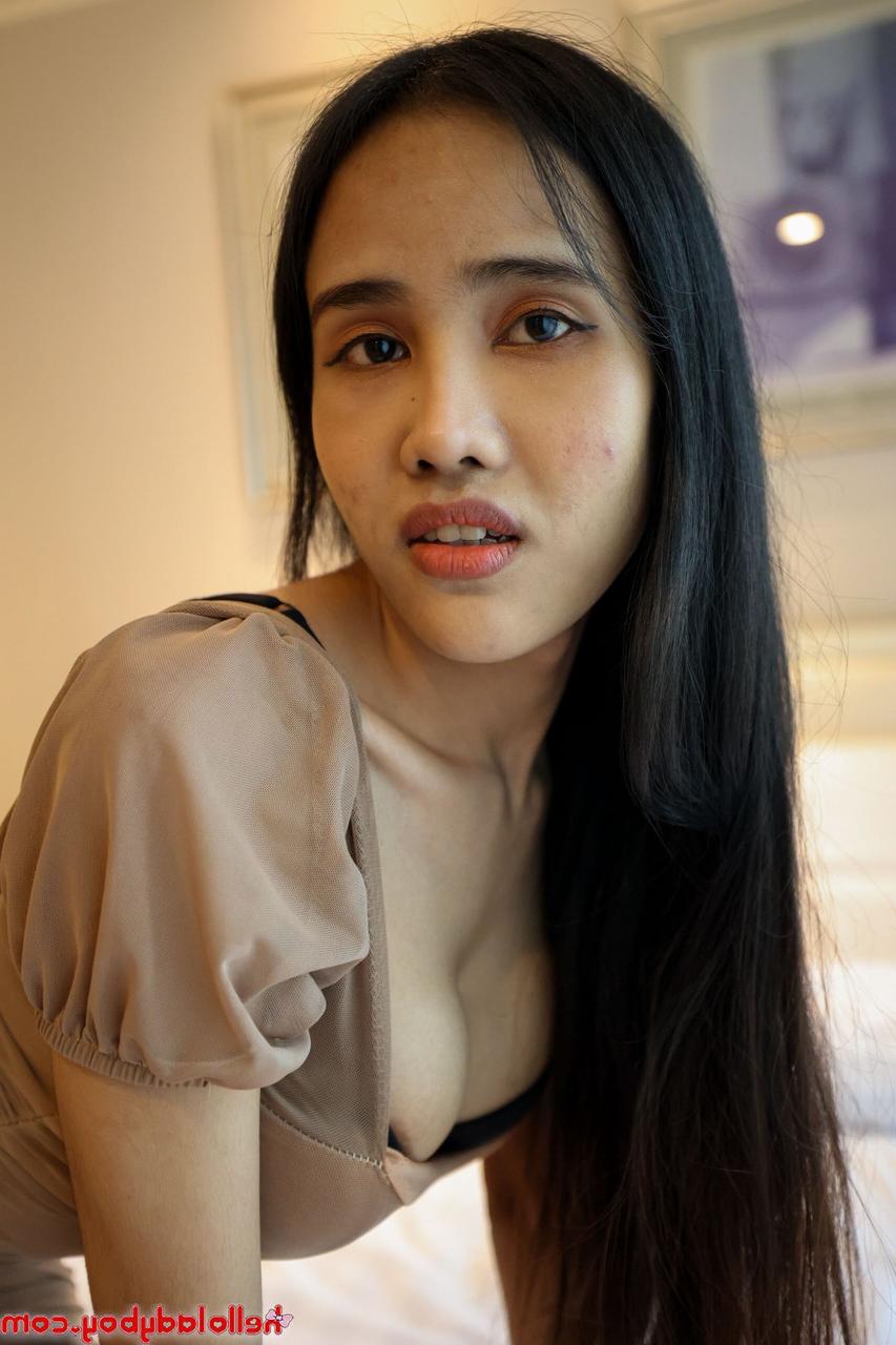 20P Travesti asiática incrivelmente sexy mostra seus peitos empinados e dá um BJ