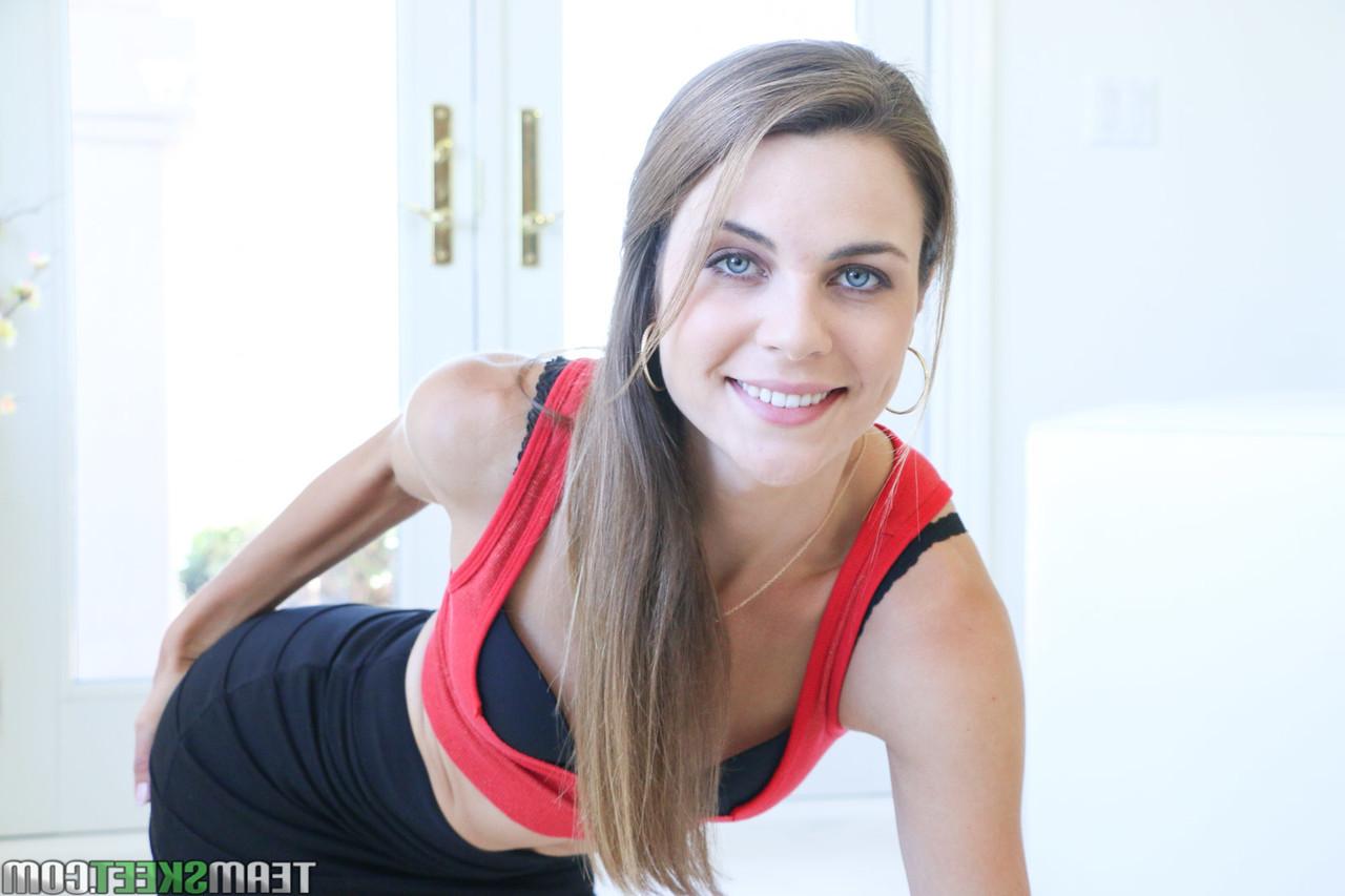 19P A amadora sem calcinha Ally Tate mostra a buceta raspada e leva uma gozada no queixo