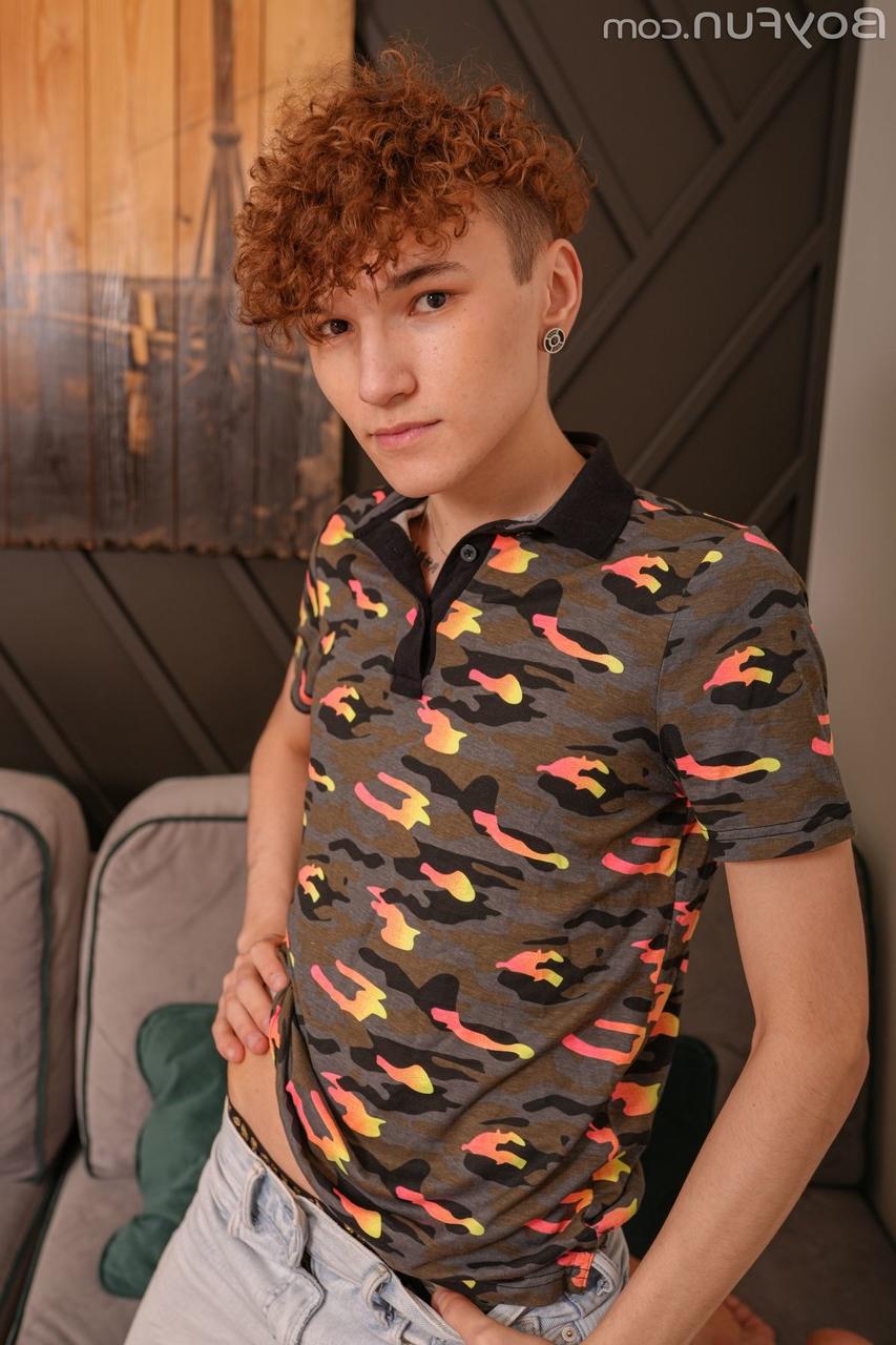 20P L'adorable gay aux cheveux bouclés Adam Keller montre son corps maigre et se masturbe