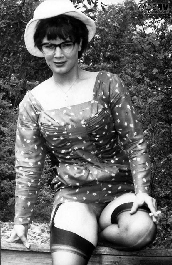 18P Modelos retro muy calientes se levantan las faldas para mostrar sus coños peludos en el bosque