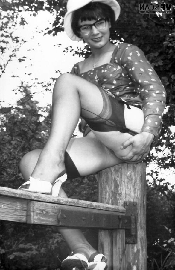 18P Modelos retro muy calientes se levantan las faldas para mostrar sus coños peludos en el bosque