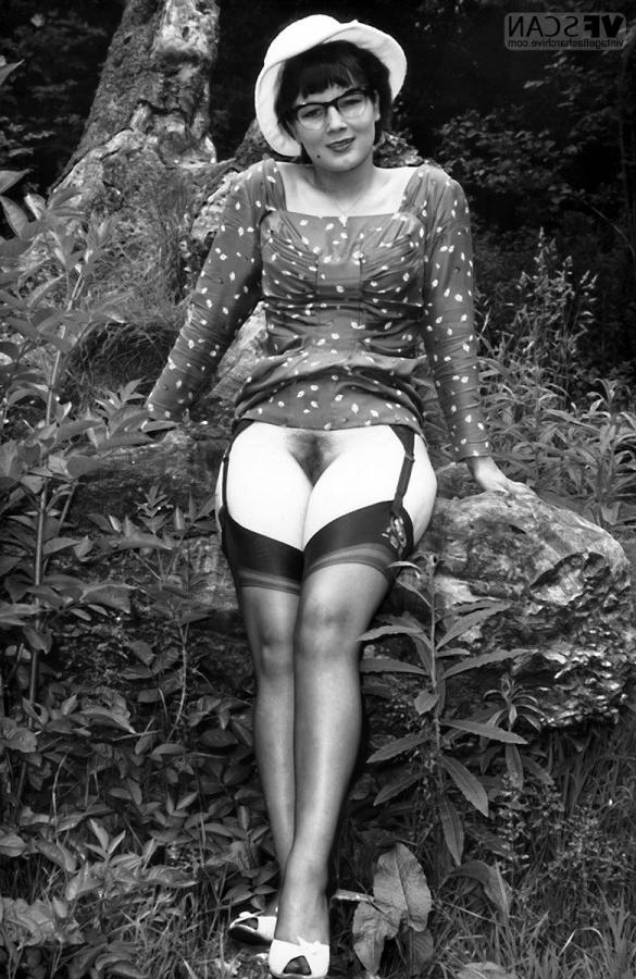 18P Modelos retro muy calientes se levantan las faldas para mostrar sus coños peludos en el bosque