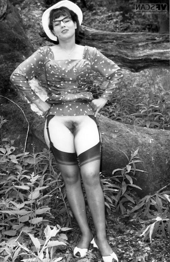 18P Modelos retro muy calientes se levantan las faldas para mostrar sus coños peludos en el bosque