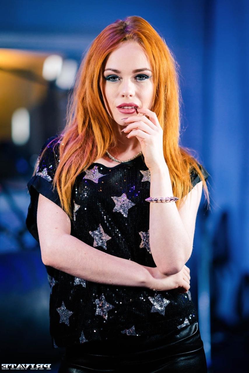 20P La beauté rousse Ella Hughes montre ses petits seins et se fait défoncer.
