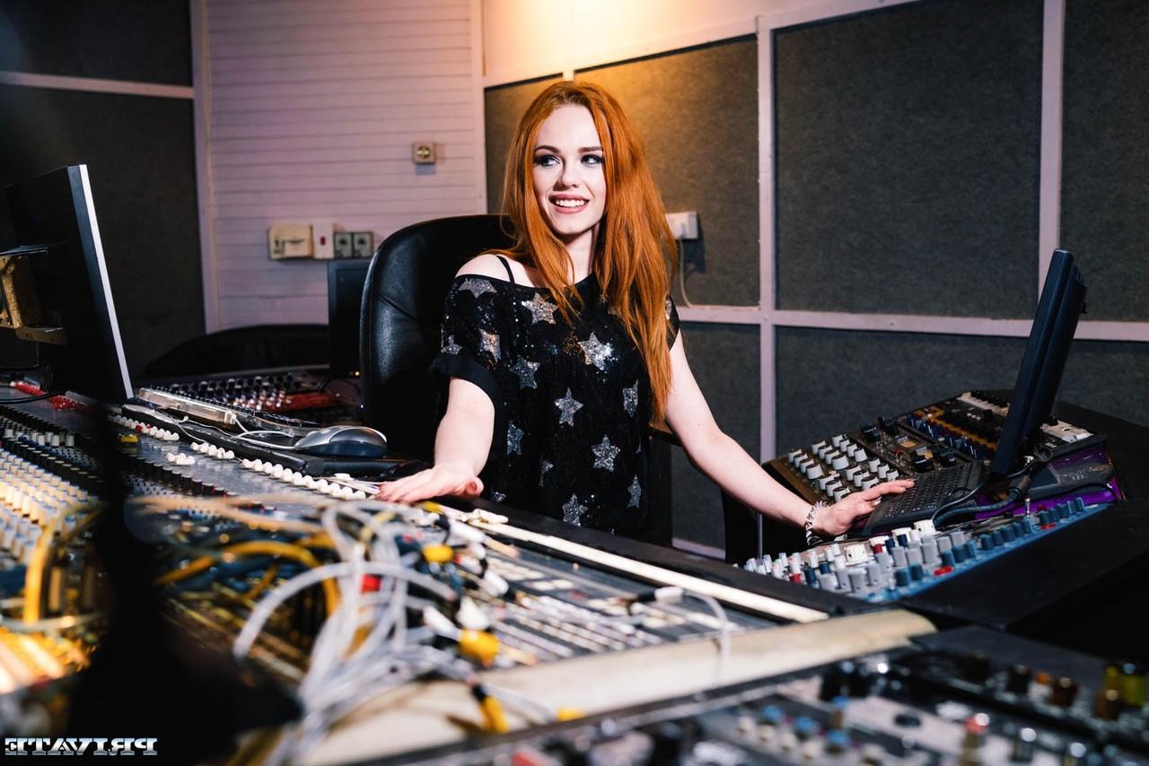 20P La beauté rousse Ella Hughes montre ses petits seins et se fait défoncer.