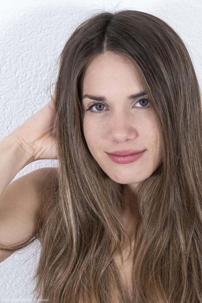 20P La belle américaine Treplev se déshabille et masse sa chatte poilue.