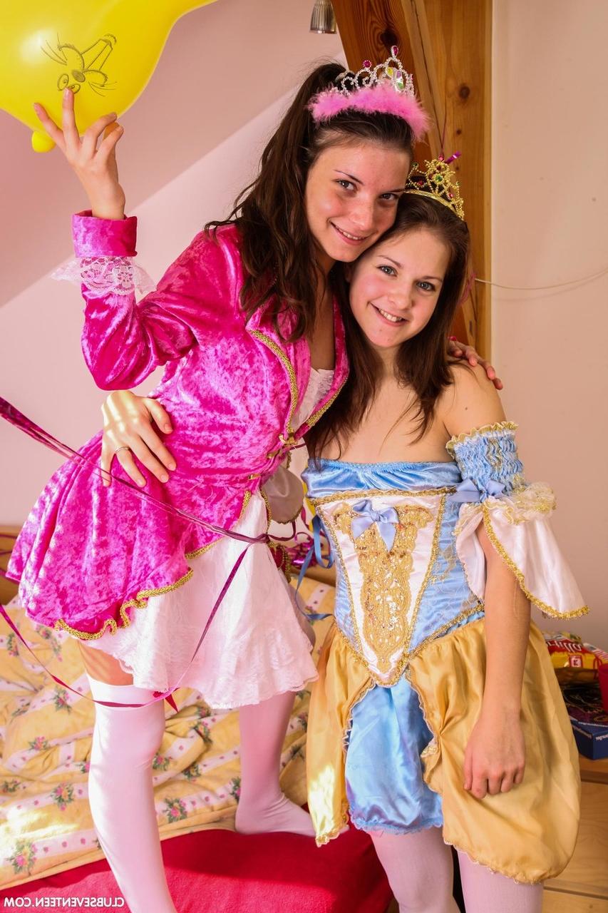 20P Les adolescentes lesbiennes Anita S et Suzi D montrent leurs petits seins et se lèchent la chatte.