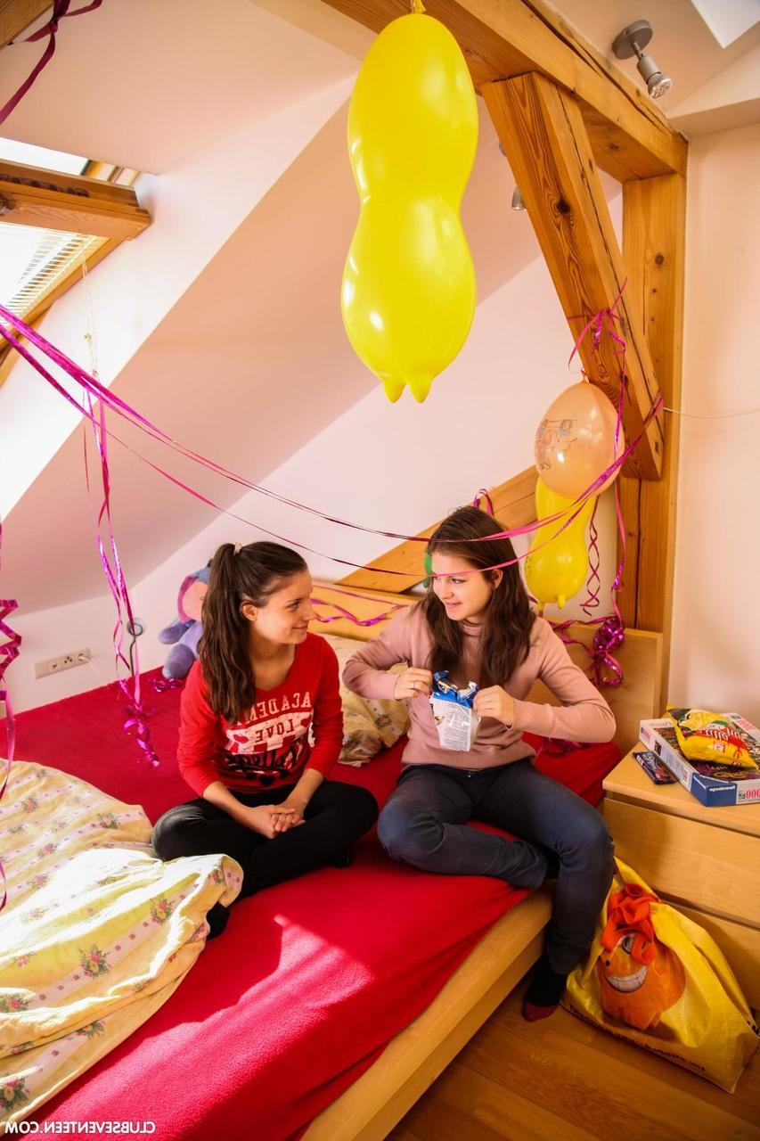 20P Les adolescentes lesbiennes Anita S et Suzi D montrent leurs petits seins et se lèchent la chatte.