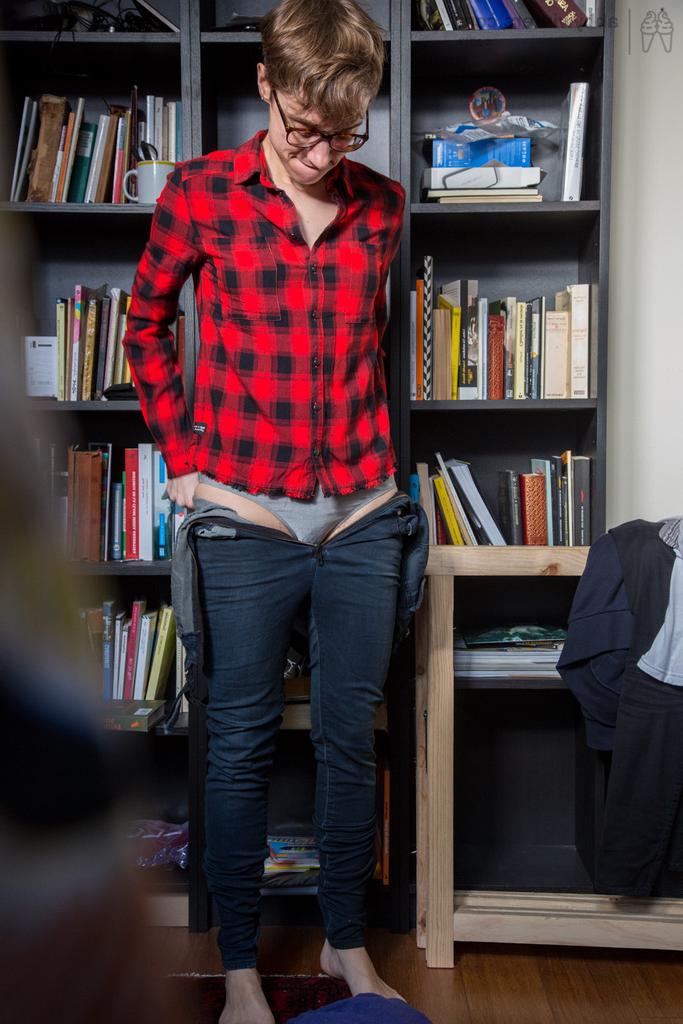 16P A amadora magra Gretchen se veste entre as pilhas da biblioteca