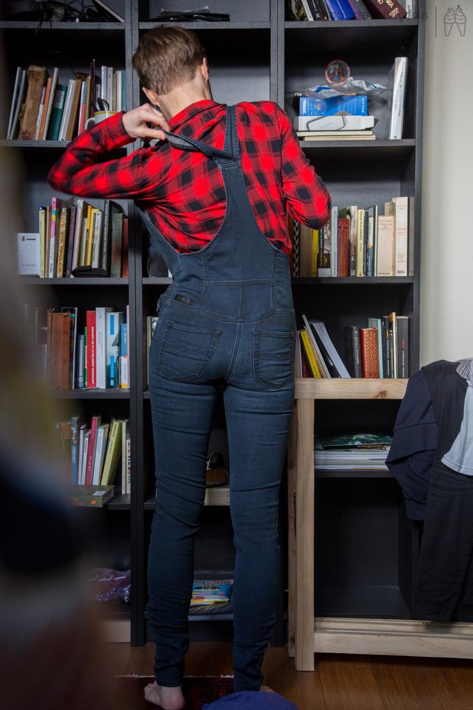 16P A amadora magra Gretchen se veste entre as pilhas da biblioteca