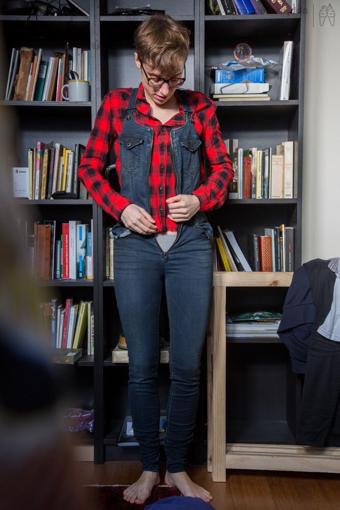 16P A amadora magra Gretchen se veste entre as pilhas da biblioteca