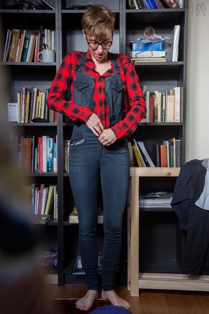 16P A amadora magra Gretchen se veste entre as pilhas da biblioteca
