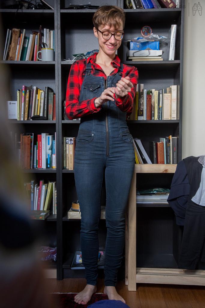 16P A amadora magra Gretchen se veste entre as pilhas da biblioteca