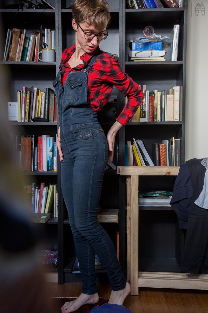 16P A amadora magra Gretchen se veste entre as pilhas da biblioteca