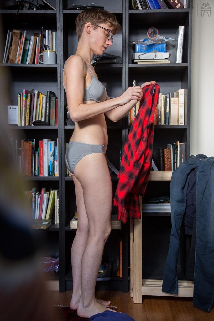 16P A amadora magra Gretchen se veste entre as pilhas da biblioteca