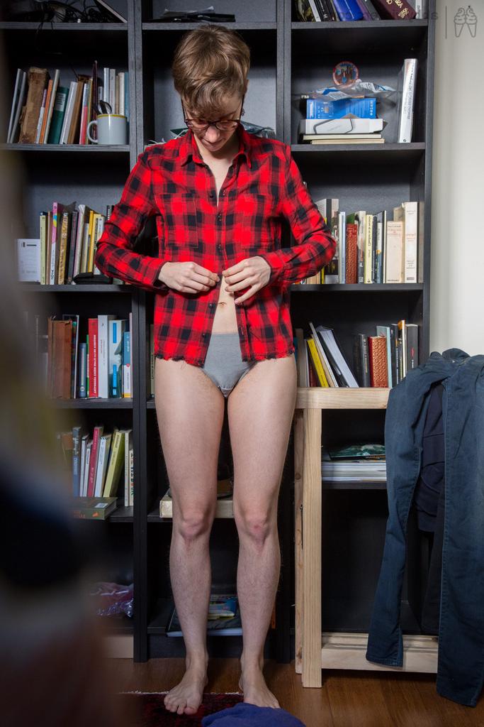 16P A amadora magra Gretchen se veste entre as pilhas da biblioteca