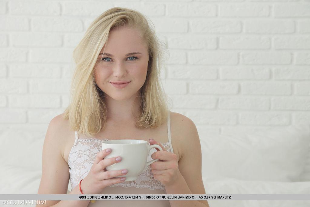 18P Die jung aussehende Blondine Stefani hebt ihren engen Schlitz hervor, nachdem sie sich nackt ausgezogen hat