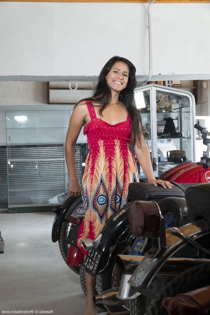 20P La muñeca morena Pamela frotando su coñito súper peludo en la tienda de bicicletas