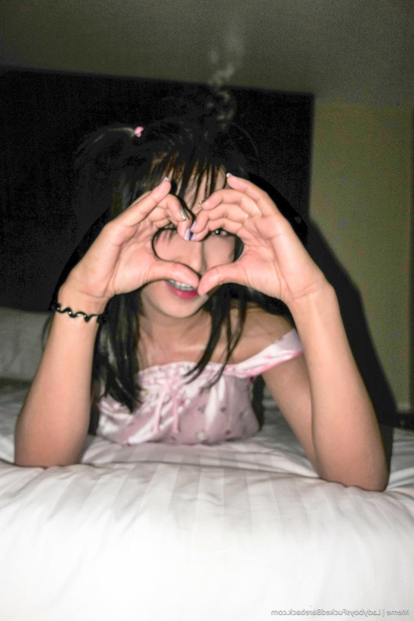 19P Petite transexuelle asiatique Meme avec insert de plug anal anulingus et jouant en POV chaud