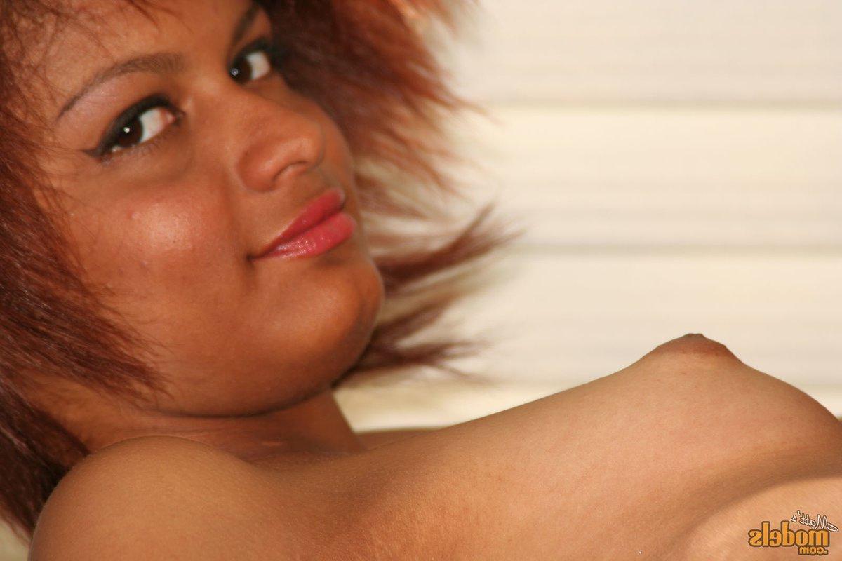 16P La amateur de ébano Vikki Star sostiene su culo apretado mientras abre su raja con los dedos