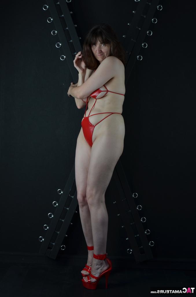 20P Modelo amador Hot MILF agarra sua bunda revelando lingerie e saltos combinando