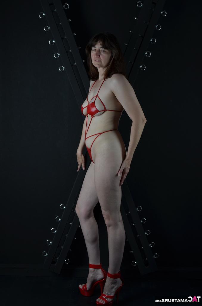 20P Modelo amador Hot MILF agarra sua bunda revelando lingerie e saltos combinando