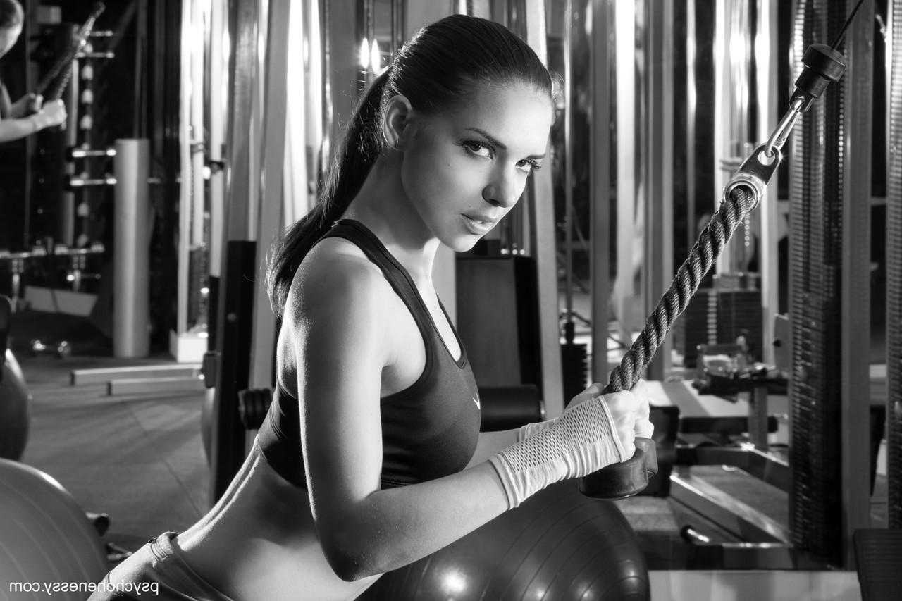 15P ロシア人美女ヘネシーがジムでストリップしてトップレスでポーズをとる