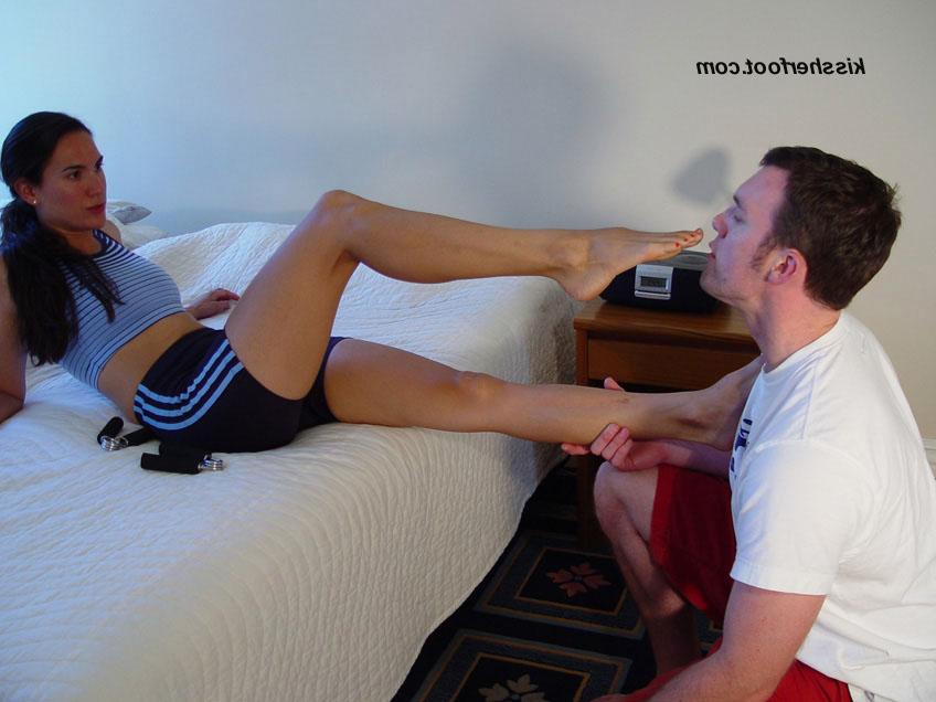 12P Une jolie brune se fait vénérer les pieds tout en portant un short de vélo en spandex.