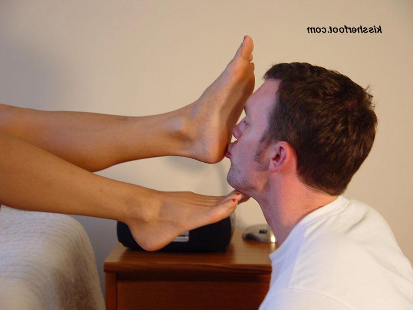 12P Une jolie brune se fait vénérer les pieds tout en portant un short de vélo en spandex.