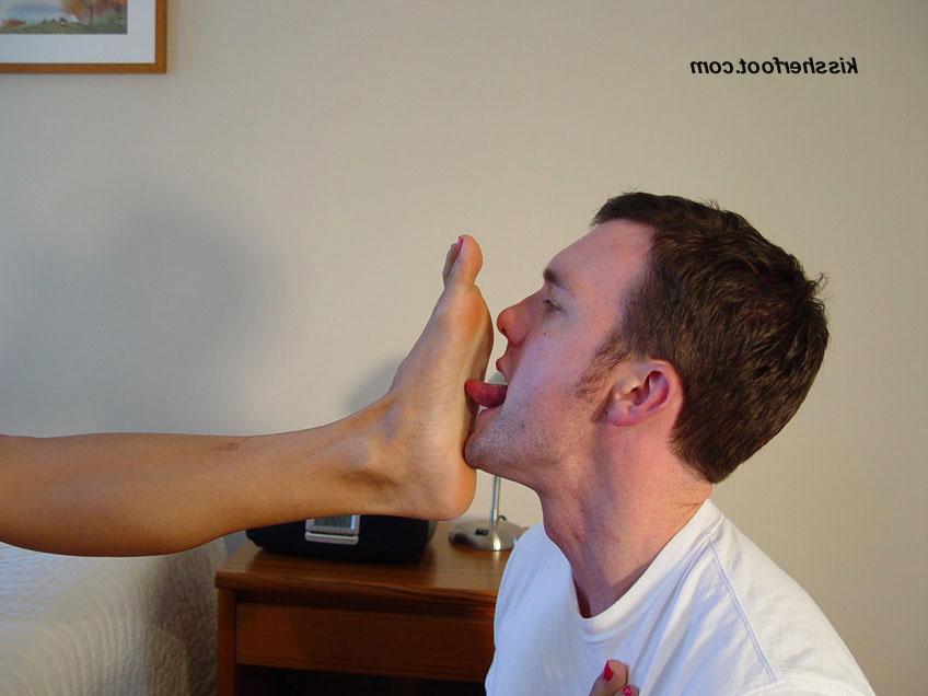 12P Une jolie brune se fait vénérer les pieds tout en portant un short de vélo en spandex.