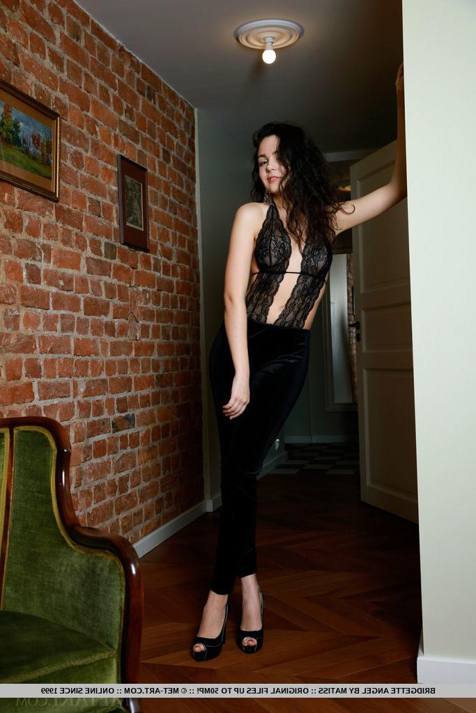18P A adolescente russa Bridgette Angel tira lingerie preta para poses nuas confiantes