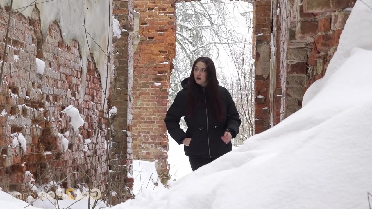 15P La chica blanca Alexa se baja los pantalones para orinar urgentemente en un suelo cubierto de nieve