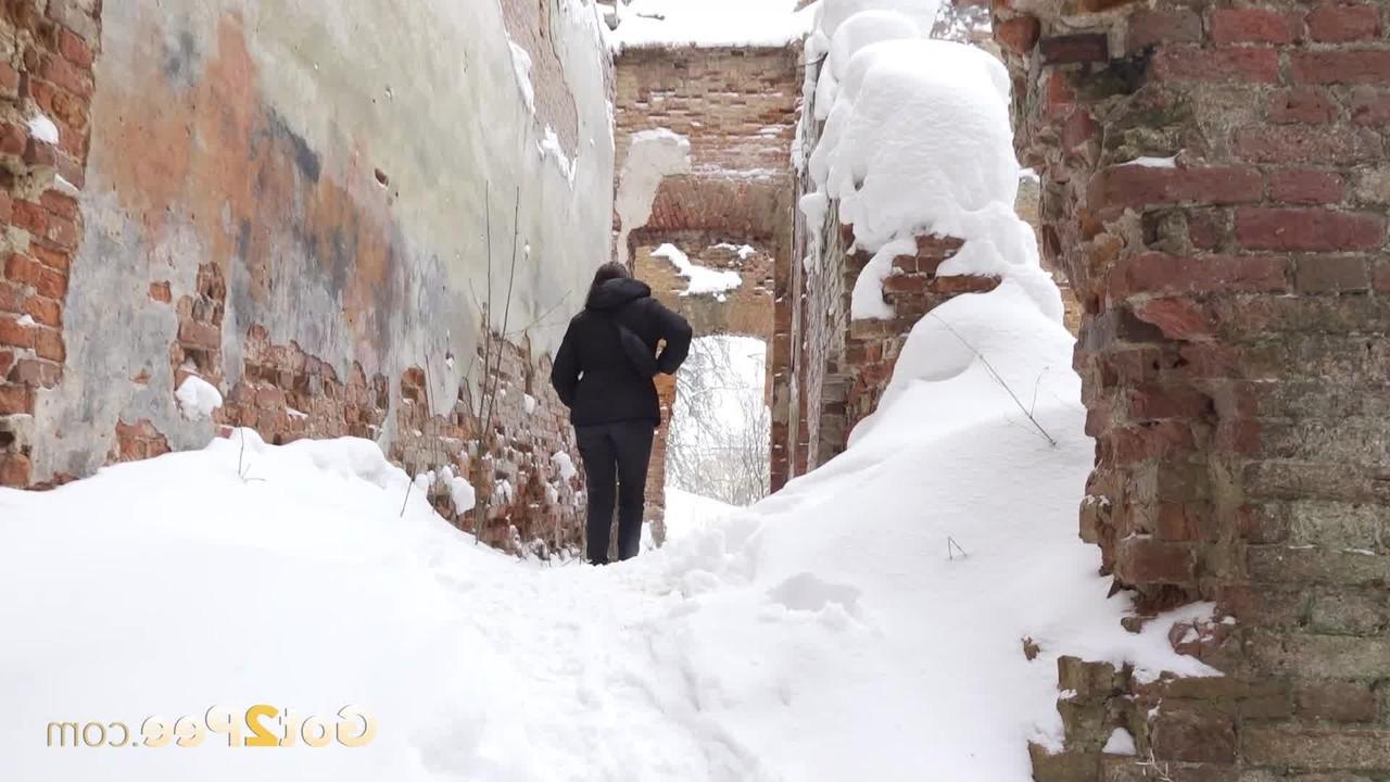 15P La chica blanca Alexa se baja los pantalones para orinar urgentemente en un suelo cubierto de nieve